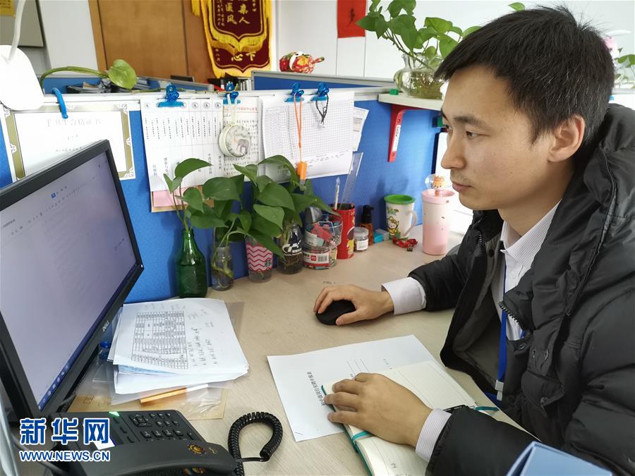 （在習(xí)近平新時(shí)代中國特色社會主義思想指引下&mdash;&mdash;新時(shí)代新作為新篇章&middot;習(xí)近平總書記關(guān)切事&middot;圖文互動）（5）錘煉意志　輕裝上陣&mdash;&mdash;黨員干部在一線磨礪閃光故事