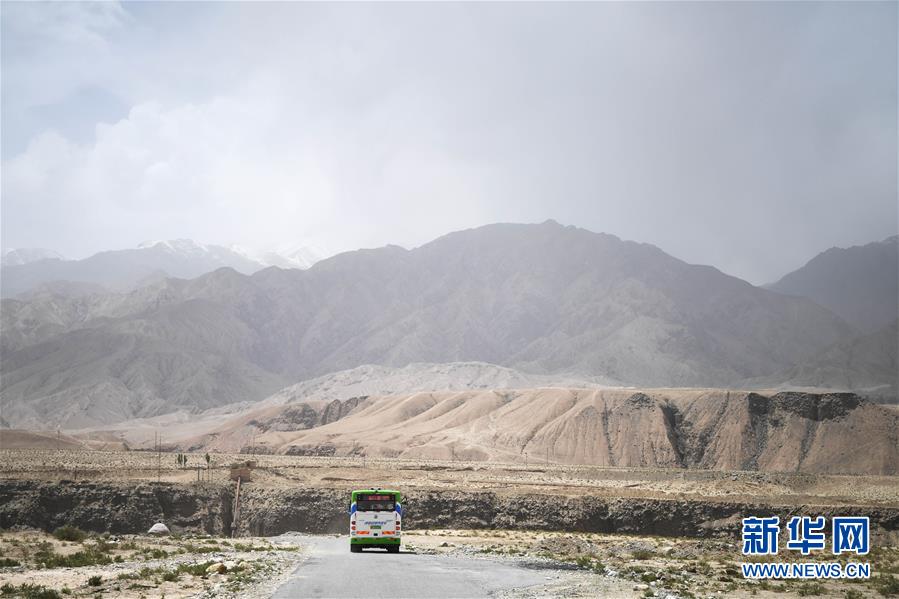 （決戰(zhàn)決勝脫貧攻堅(jiān)&middot;聚焦三區(qū)三州&middot;圖文互動）（2）昆侖山村建起停車場