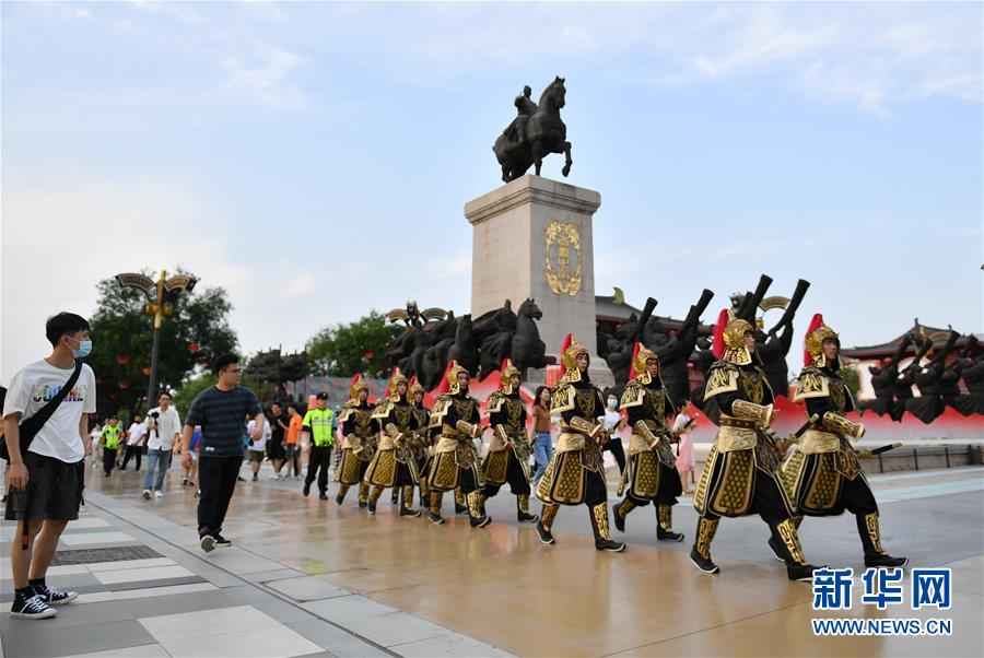（新華全媒頭條&middot;圖文互動）（3）線上線下消費升溫 文旅活動邁上&ldquo;云端&rdquo;&mdash;&mdash;端午假期透視我國經濟高質量發(fā)展新動力