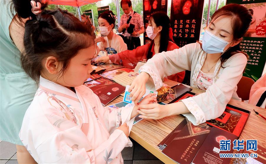 （新華全媒頭條&middot;圖文互動）（7）線上線下消費升溫 文旅活動邁上&ldquo;云端&rdquo;&mdash;&mdash;端午假期透視我國經濟高質量發(fā)展新動力