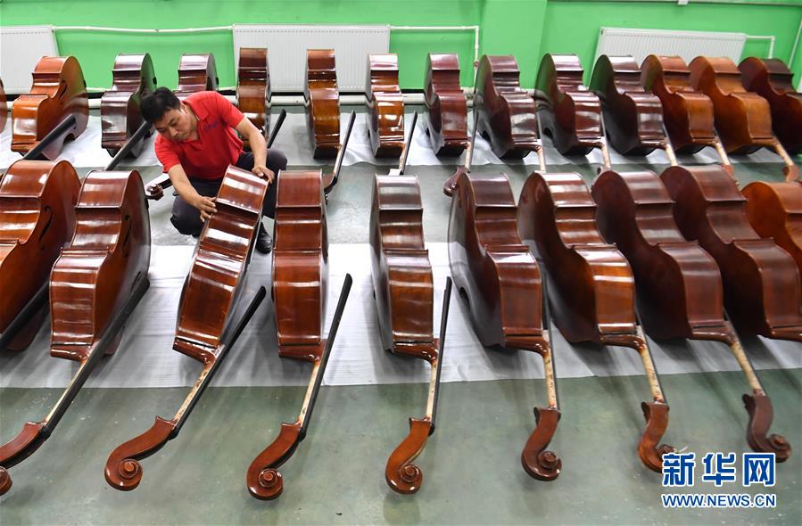 （走向我們的小康生活&middot;圖文互動(dòng)）（2）放下鋤頭，卻撥動(dòng)命運(yùn)的琴弦