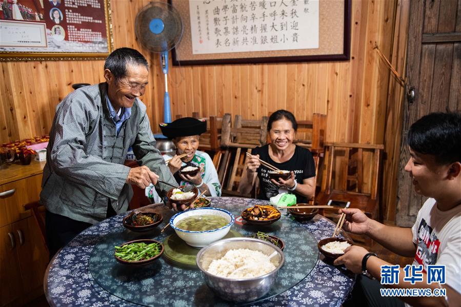 （新華全媒頭條&middot;走向我們的小康生活&middot;圖文互動(dòng)）（2）那山，那人，那苗寨&mdash;&mdash;十八洞村三代人的奮斗史