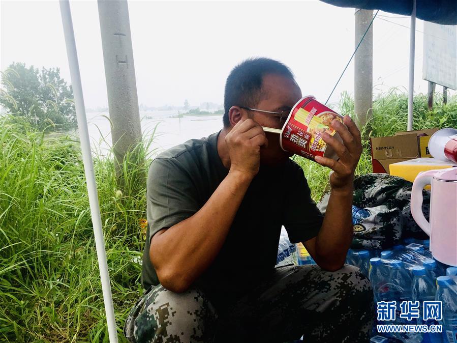 （防汛抗洪&middot;一線人物&middot;圖文互動）（1）萬家燈火明 壩上有神兵&mdash;&mdash;安徽宿松長江大堤上的&ldquo;守護者聯(lián)盟&rdquo;群像