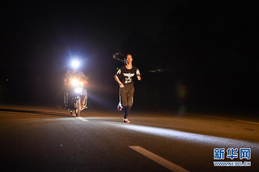 （體育&middot;圖文互動）（4）父愛如燈  伴我奔跑