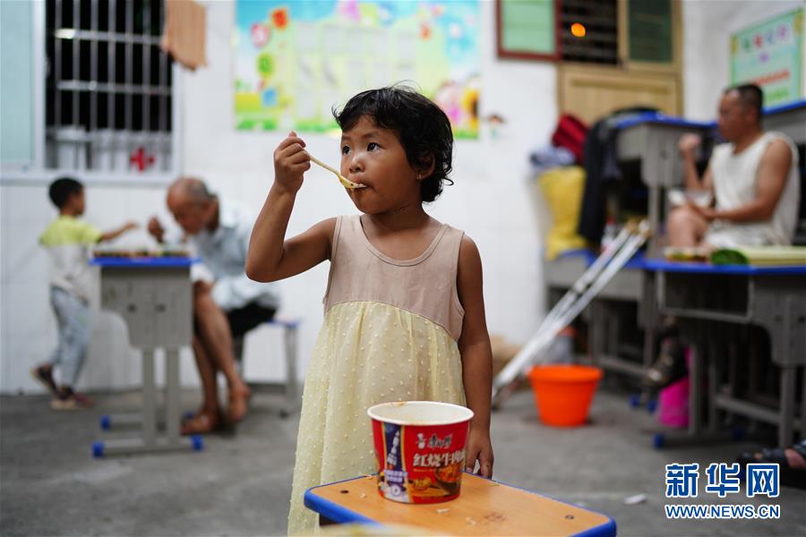 （在習(xí)近平新時(shí)代中國特色社會(huì)主義思想指引下&mdash;&mdash;新時(shí)代新作為新篇章&middot;習(xí)近平總書記關(guān)切事&middot;圖文互動(dòng)）（1）遮風(fēng)雨 送安穩(wěn)&mdash;&mdash;受災(zāi)群眾轉(zhuǎn)移安置中的暖心故事