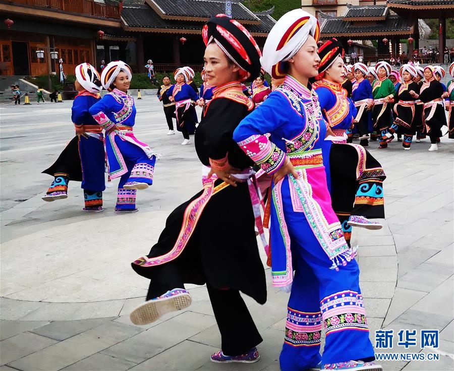 （新華全媒頭條&middot;走向我們的小康生活&middot;圖文互動(dòng)）（6）三幅&ldquo;圖鑒&rdquo;說(shuō)變遷&mdash;&mdash;貴州&ldquo;穿越時(shí)空&rdquo;的脫貧印記