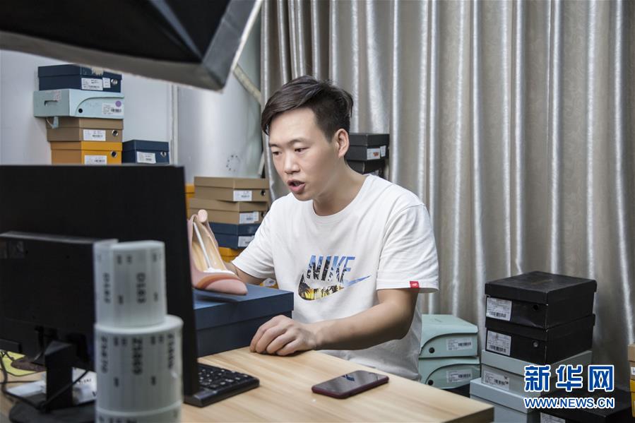 （總書記推動的改革身邊事&middot;就業(yè)創(chuàng)業(yè)改革篇&middot;圖文互動）（1）特寫：&ldquo;網(wǎng)絡主播背后是轟鳴的工廠&rdquo;&mdash;&mdash;聆聽經(jīng)濟復蘇的新訊號