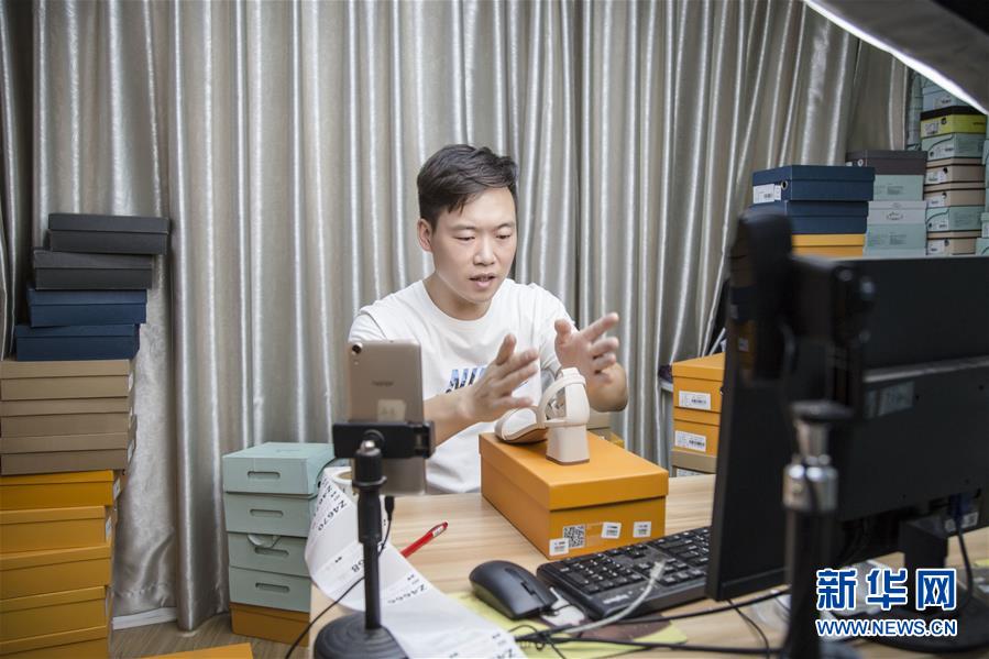 （總書記推動的改革身邊事&middot;就業(yè)創(chuàng)業(yè)改革篇&middot;圖文互動）（2）特寫：&ldquo;網(wǎng)絡主播背后是轟鳴的工廠&rdquo;&mdash;&mdash;聆聽經(jīng)濟復蘇的新訊號