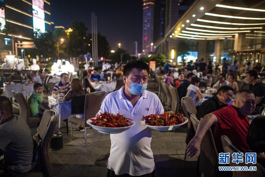 （在習(xí)近平新時(shí)代中國特色社會(huì)主義思想指引下&mdash;&mdash;新時(shí)代新作為新篇章&middot;習(xí)近平總書記關(guān)切事&middot;圖文互動(dòng)）（4）消費(fèi)回暖市聲新&mdash;&mdash;內(nèi)需動(dòng)力不斷釋放的市場觀察