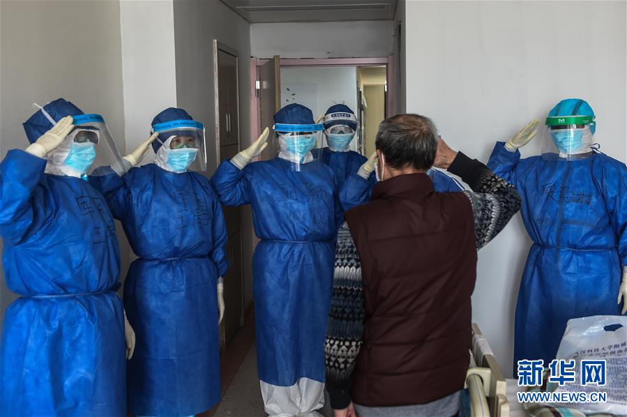 (抗疫一線醫(yī)務(wù)人員英雄群體·圖文互動)(8)人民軍醫(yī)的赤誠守望——軍隊支援湖北醫(yī)療隊抗擊新冠肺炎疫情記事