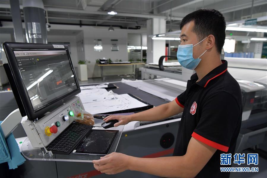 （走向我們的小康生活&middot;圖文互動(dòng)）（6）&ldquo;一件衣裳&rdquo;，藏著脫貧致富新天地