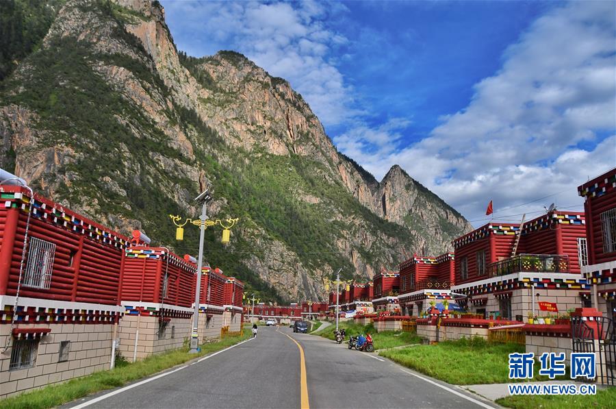 （新華全媒頭條&middot;圖文互動(dòng)）（1）命運(yùn)的轉(zhuǎn)折&mdash;&mdash;寫(xiě)在四川甘孜藏族自治州建州70年之際