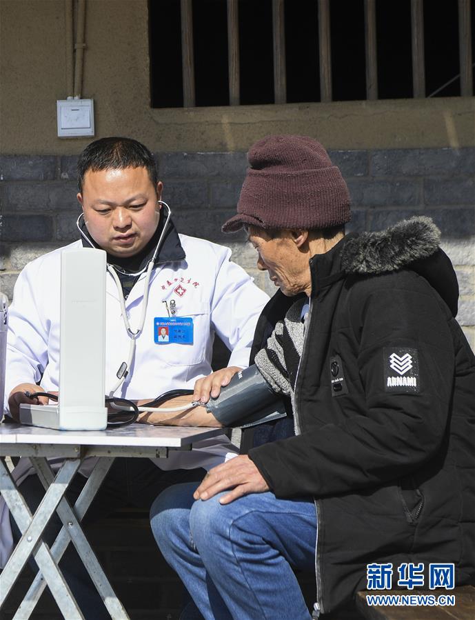 （習(xí)近平的小康故事&middot;新華網(wǎng)&middot;圖文互動(dòng)）（5）&ldquo;真正解決好基層群眾看病難、看病貴問(wèn)題&rdquo;&mdash;&mdash;習(xí)近平和群眾健康的故事