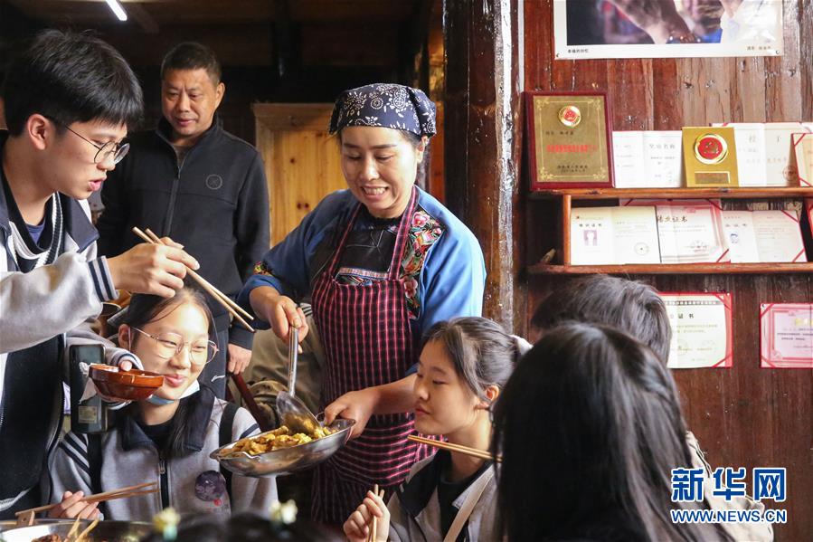 （在習(xí)近平新時代中國特色社會主義思想指引下&mdash;&mdash;新時代新作為新篇章&middot;習(xí)近平總書記關(guān)切事&middot;圖文互動）（4）精準(zhǔn)扶貧7年，十八洞村&ldquo;長&rdquo;出10余種新職業(yè)
