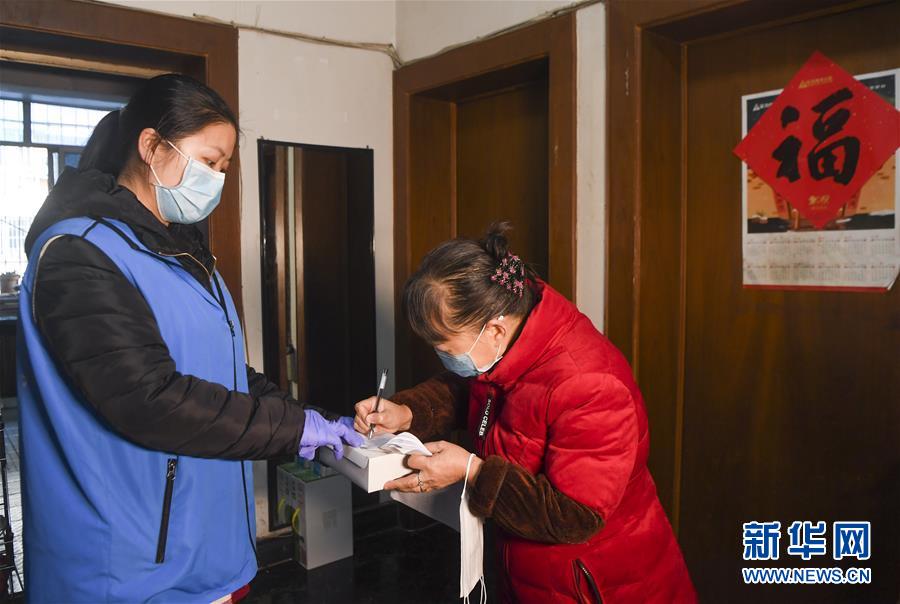 （習近平致敬的戰(zhàn)&ldquo;疫&rdquo;英雄&middot;社區(qū)工作者篇&middot;圖文互動）（2）他們，堅守一線戰(zhàn)風雨