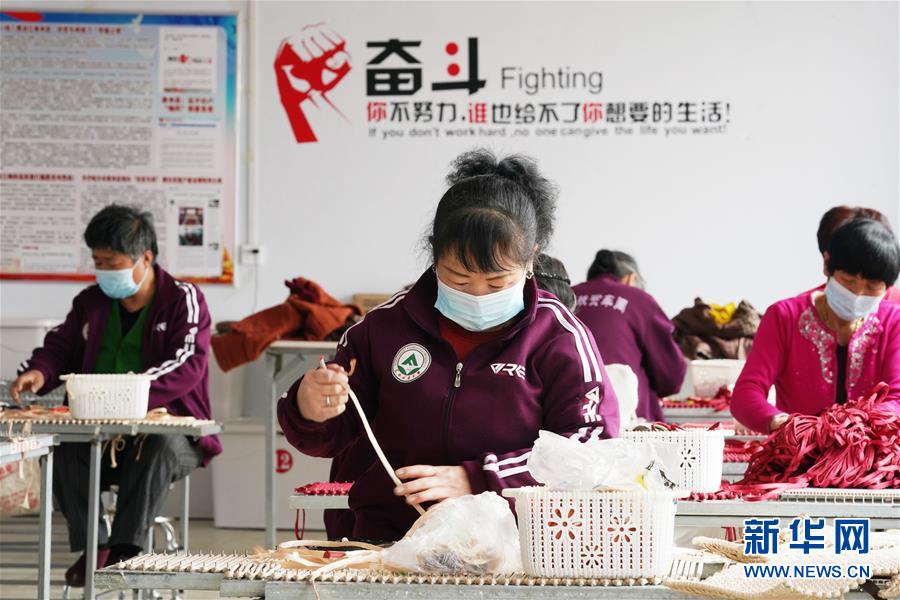 （在習(xí)近平新時(shí)代中國(guó)特色社會(huì)主義思想指引下&mdash;&mdash;新時(shí)代新作為新篇章&middot;習(xí)近平總書(shū)記關(guān)切事&middot;圖文互動(dòng)）（6）讓貧困勞動(dòng)力端穩(wěn)就業(yè)的&ldquo;飯碗&rdquo;&mdash;&mdash;各地就業(yè)扶貧不松勁鞏固脫貧成果