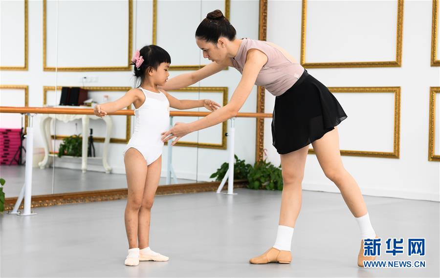 (在習(xí)近平新時(shí)代中國特色社會(huì)主義思想指引下——新時(shí)代新作為新篇章·習(xí)近平總書記關(guān)切事·圖文互動(dòng))(10)感受開放新魅力——海南自由貿(mào)易港建設(shè)開局觀察