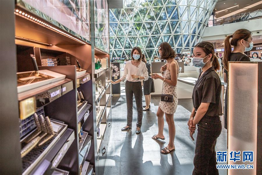 (在習(xí)近平新時(shí)代中國特色社會(huì)主義思想指引下——新時(shí)代新作為新篇章·習(xí)近平總書記關(guān)切事·圖文互動(dòng))(12)感受開放新魅力——海南自由貿(mào)易港建設(shè)開局觀察