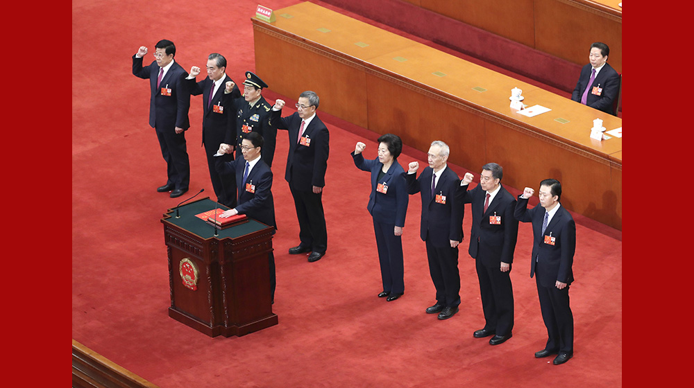 國務(wù)院副總理、國務(wù)委員、秘書長進(jìn)行憲法宣誓