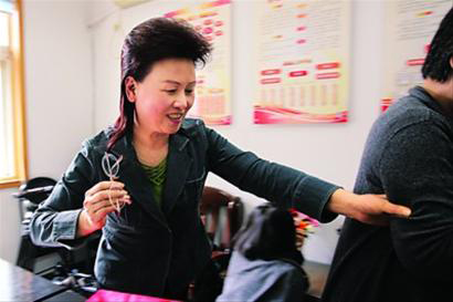 梁慧麗自己帶頭干，身邊人從跟著干到搶著干