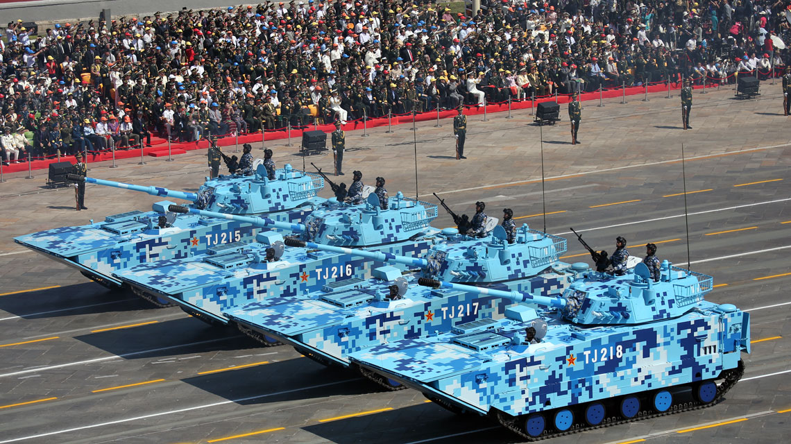 陸戰(zhàn)隊(duì)兩棲突擊車方隊(duì)通過(guò)天安門(mén)廣場(chǎng)