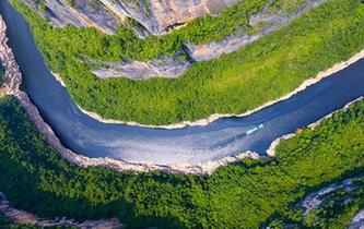 &ldquo;絕壁畫廊&rdquo;巫山小三峽盡展南國綠意生機(jī)