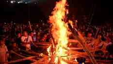 云南昆明火把點燃&ldquo;東方狂歡節(jié)&rdquo;