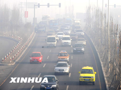 霧霾天氣開(kāi)車霧燈雙閃綜合使用