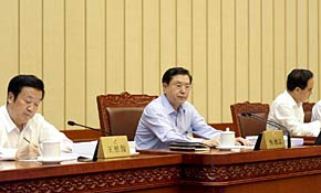 十二屆全國人大常委會(huì)第三次會(huì)議舉行第二次全體會(huì)議
