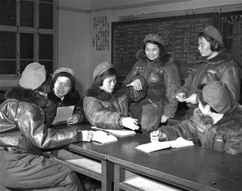 第一批女飛行員：毛澤東稱贊，細妹子不簡單，飛得好高啊