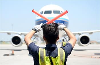 烈日下的&ldquo;飛機(jī)守護(hù)者&rdquo;