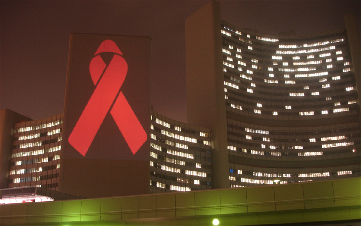 在世界艾滋病日，聯(lián)合國總部大樓點(diǎn)亮紅絲帶標(biāo)志