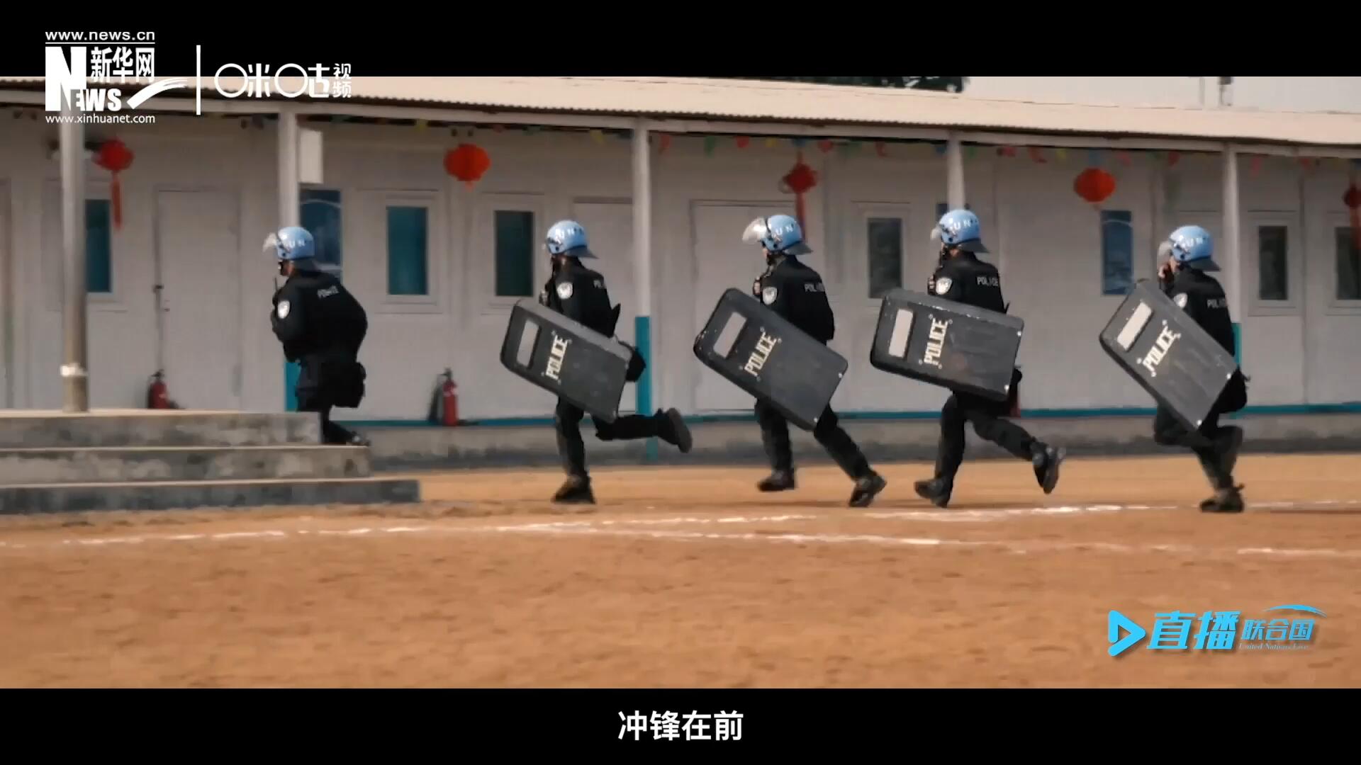 有這樣一支隊(duì)伍，他們不畏艱險(xiǎn)，沖鋒在前，頭戴藍(lán)盔，為和平而戰(zhàn)，他們的名字叫做聯(lián)合國維和部隊(duì)。