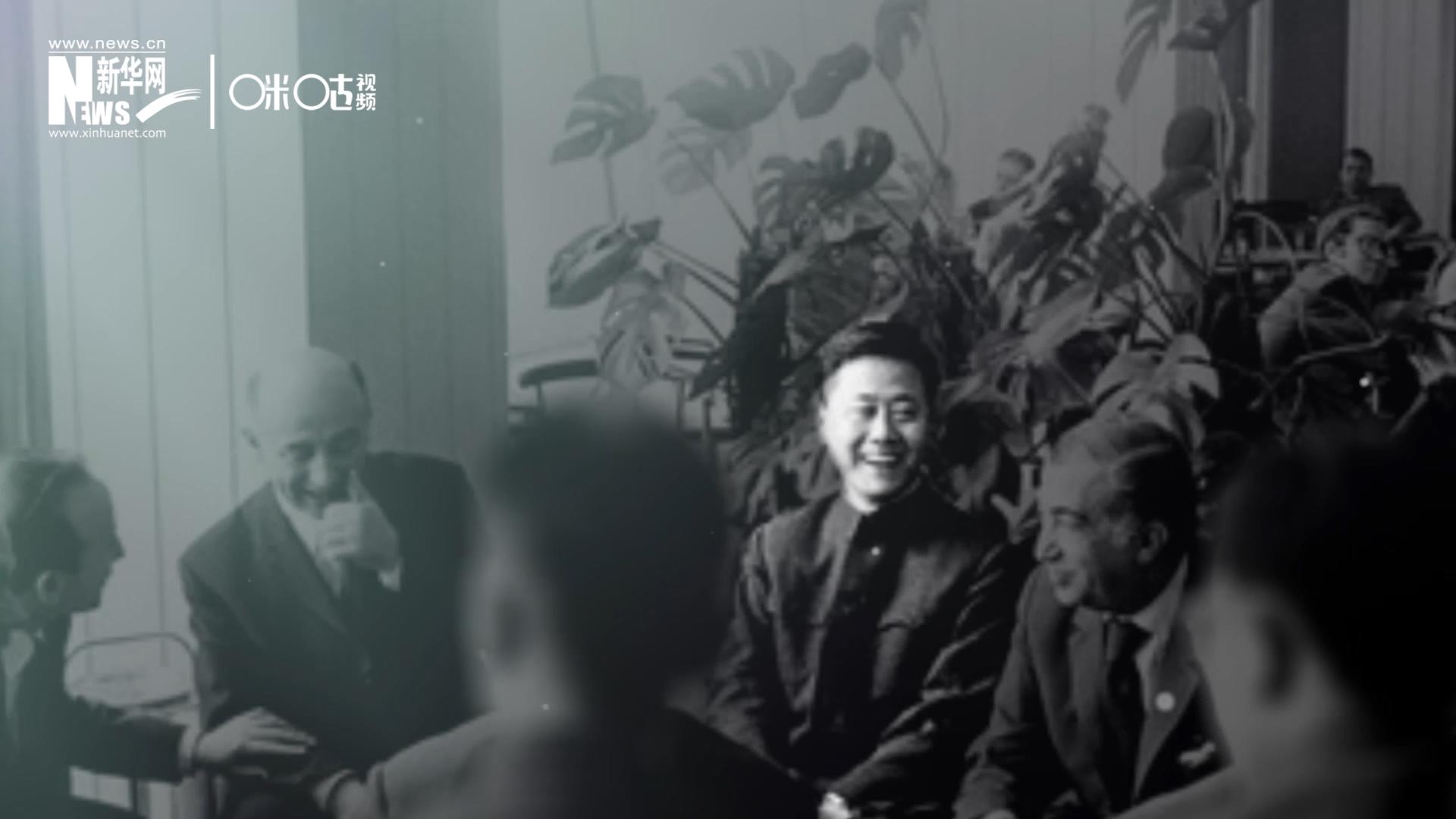 照片里的這個人是高梁，原新華社國際部記者。原本作為代表團(tuán)隨行記者的他接到通知，由他帶領(lǐng)一支先遣小組先行去紐約。