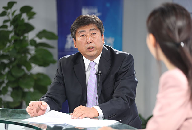 具體落在實(shí)處就是把方向，管大局，保落實(shí)