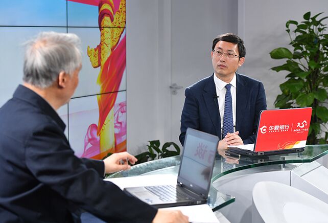 您再給我們梳理一下，黨章中有關(guān)&ldquo;基本路線&rdquo;的修改情況。