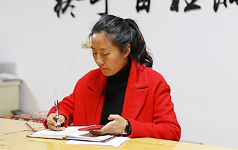 回鄉(xiāng)，立志改變家鄉(xiāng)落后面貌