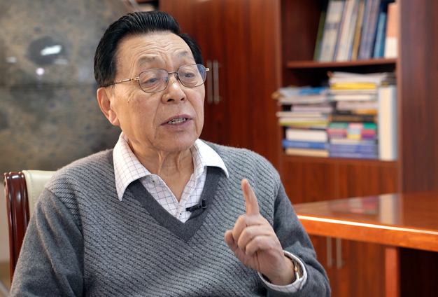 宇宙空間有來(lái)自各類天體發(fā)射的很多信息，背面是唯一的一個(gè)地方能接收到這部分信號(hào)