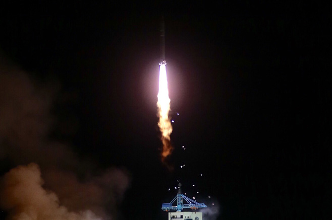 4月6日，搭載實踐十號衛(wèi)星的長征二號丁運(yùn)載火箭升空。