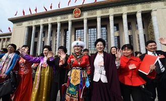 閉幕會后，代表走出人民大會堂