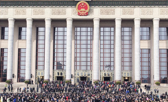 閉幕會(huì)后，代表走出人民大會(huì)堂