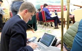 在你看不見的角落，中外記者這樣工作