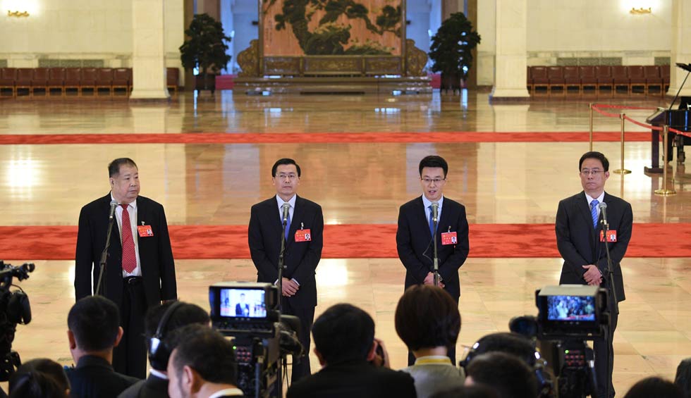 凌解放、王立平、徐川、黃一兵接受采訪