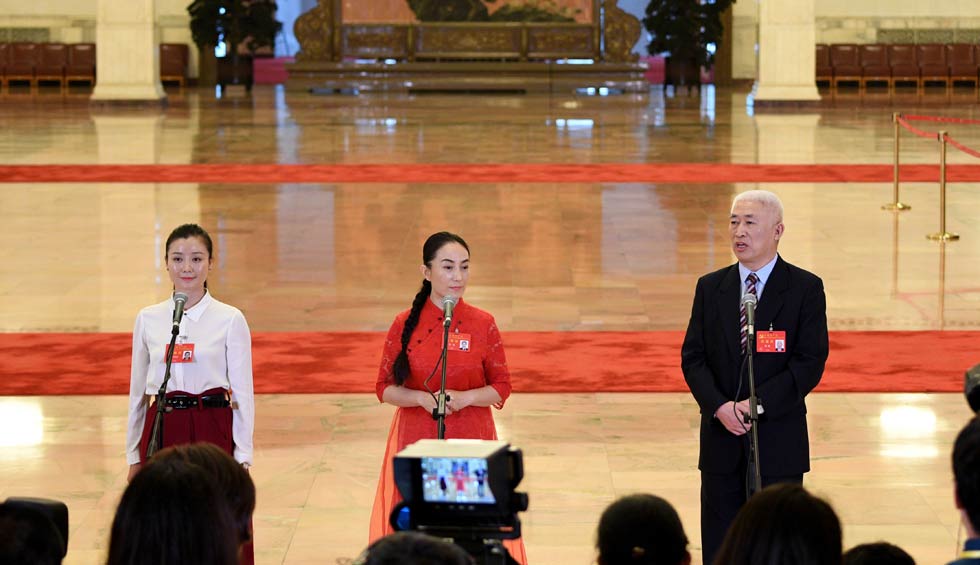 肖笑波、侯艷、徐俊接受采訪