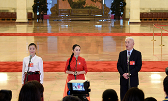 肖笑波、侯艷、徐俊代表接受采訪(fǎng)