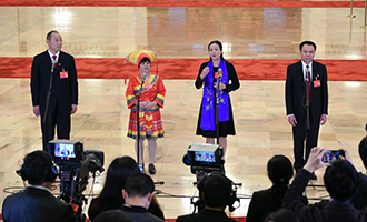 蔡松濤、杜麗群、楊小玲、賈立群代表接受采訪