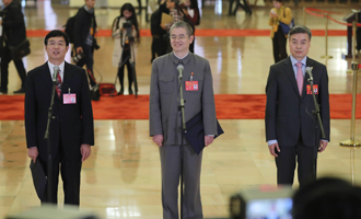 吳曉光、胡偉武、金東寒代表接受采訪