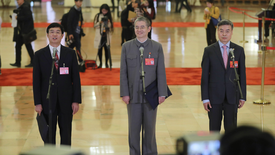 吳曉光、胡偉武、金東寒代表接受采訪