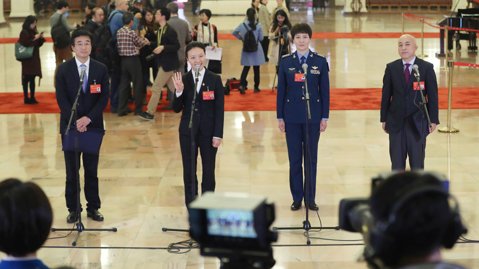 王辰、楊潔、劉文力、王旭東代表接受采訪