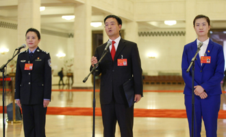 李貝、裴春亮、丁寧代表接受采訪